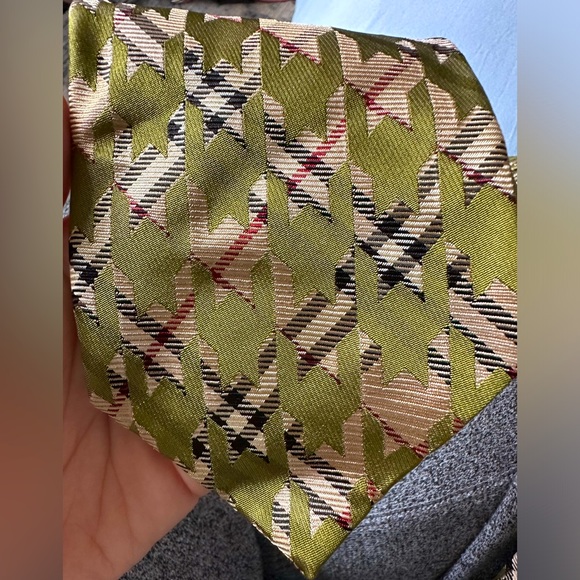 Men’s Burberry London tie with green houndstooth print - Picture 2 of 4